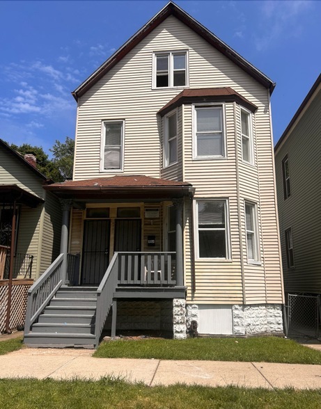 8231 S Coles Ave in Chicago, IL - Building Photo