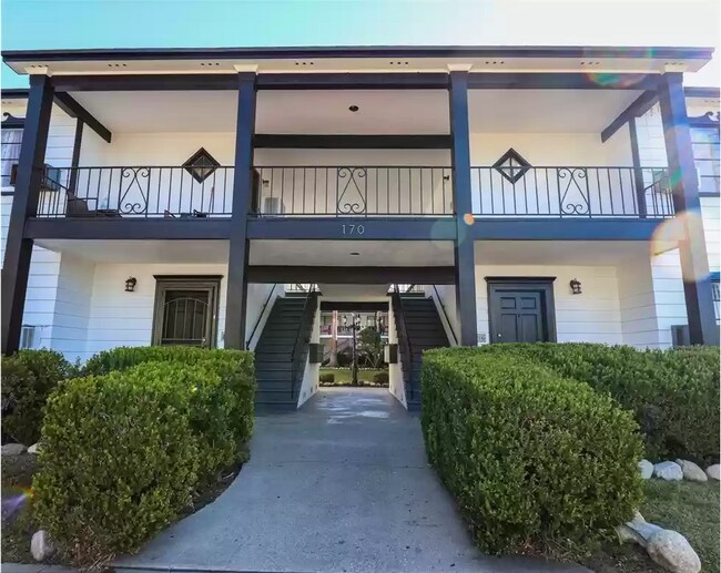 170 S Chester Ave in Pasadena, CA - Building Photo - Building Photo