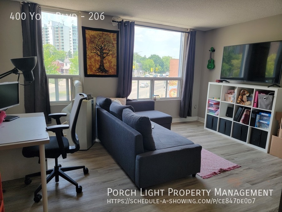 400 York Blvd in Hamilton, ON - Building Photo