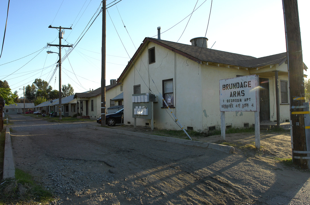 Brundage Arms in Bakersfield, CA - Building Photo