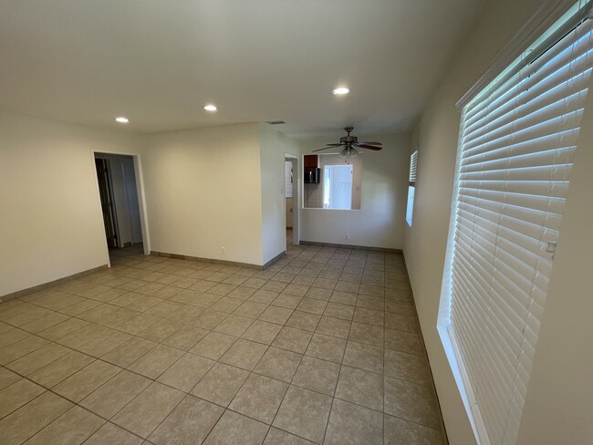 531 N Rosemary Ln in Burbank, CA - Foto de edificio - Building Photo
