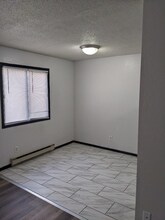 300 Hopp Ave, Unit LOWER in Nicollet, MN - Foto de edificio - Building Photo