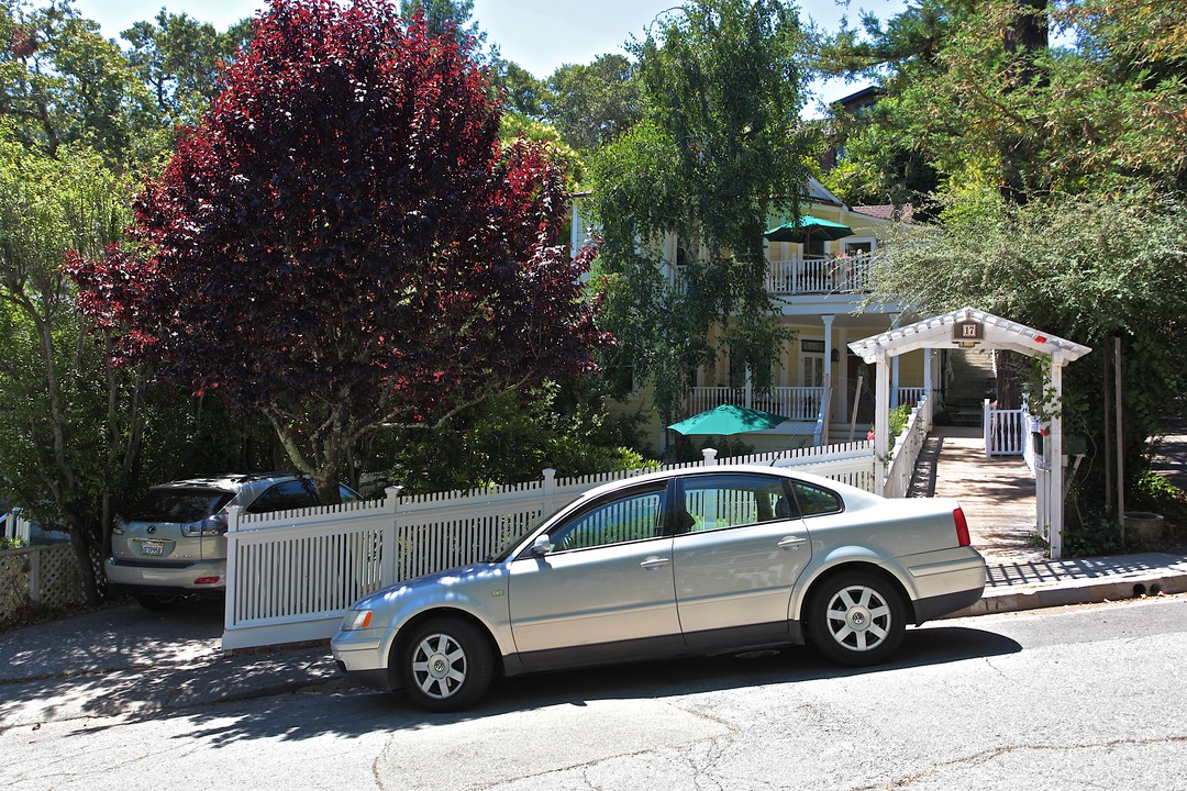 17 Onyx St in Larkspur, CA - Foto de edificio