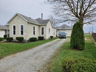 1011 W Auglaize St in Wapakoneta, OH - Building Photo