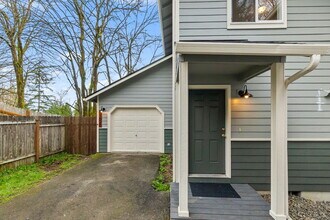 1102 Irving St SW, Unit B in Tumwater, WA - Foto de edificio - Building Photo