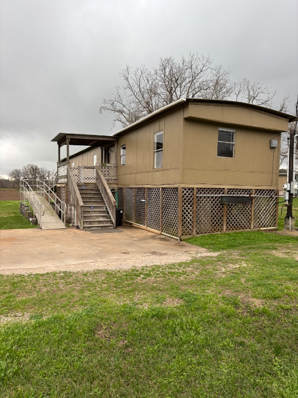 103 Spur in Holiday Lakes, TX - Building Photo - Building Photo