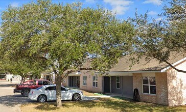 201 Springfield Rd in San Diego, TX - Foto de edificio - Building Photo