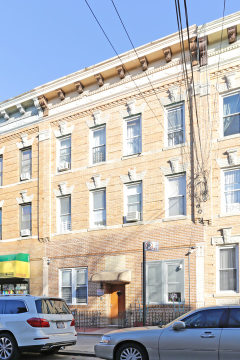 5905 Catalpa Ave in Ridgewood, NY - Building Photo