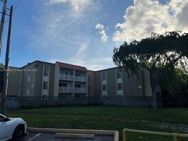 5231 Geneva Ct, Unit 303 in Doral, FL - Building Photo