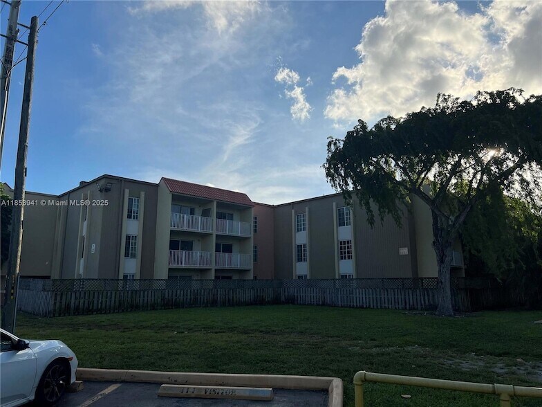 5231 Geneva Ct, Unit 303 in Doral, FL - Building Photo