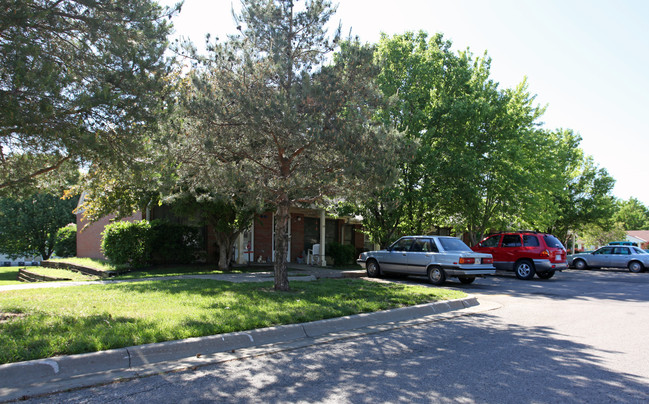 Century Plaza Retirement Center in Topeka, KS - Foto de edificio - Building Photo