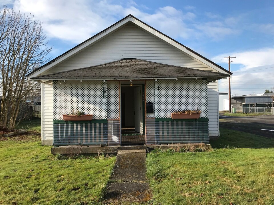 1017 SW Cascade Ave in Chehalis, WA - Building Photo