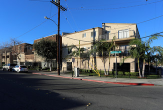 Santa Corona North Apartments in Santa Ana, CA - Building Photo - Building Photo