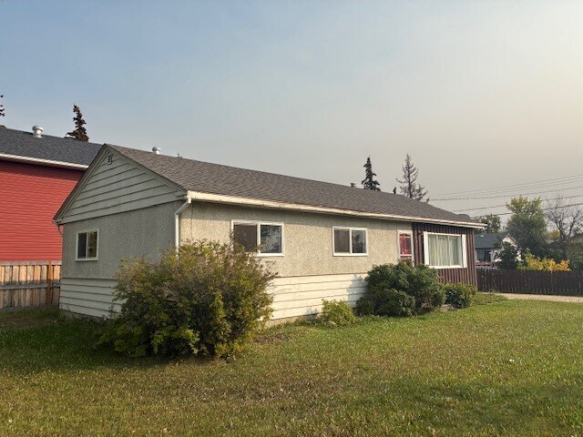 11013-11102 102 St in Grande Prairie, AB - Building Photo