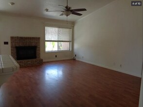 898 Don Medico Dr in Hanford, CA - Building Photo - Building Photo