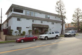 Sky Way Apartments in El Segundo, CA - Building Photo - Building Photo