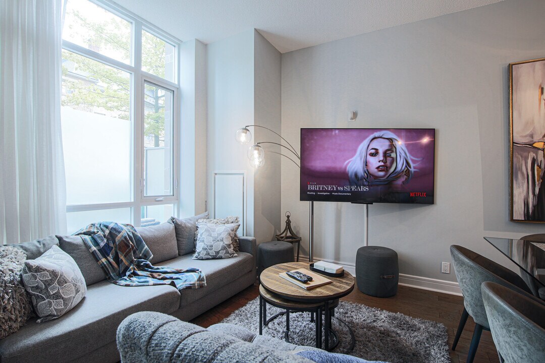 339 Adelaide St E in Toronto, ON - Building Photo