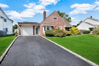 6 Cinder Ln in Hicksville, NY - Building Photo - Building Photo