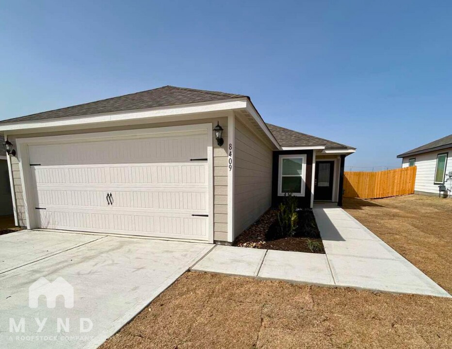 8409 Wibaux Rd in Ponder, TX - Building Photo