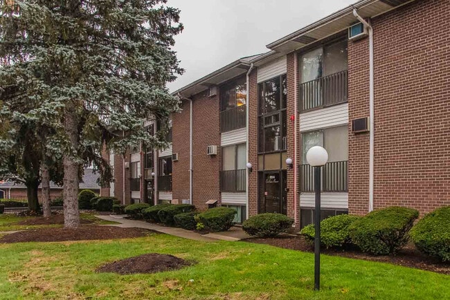 172 River St, Unit B-6 in Waltham, MA - Foto de edificio - Building Photo