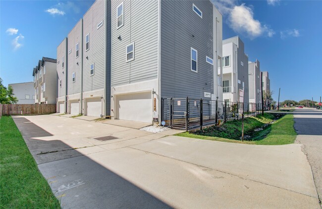 2116 Naomi St in Houston, TX - Foto de edificio - Building Photo