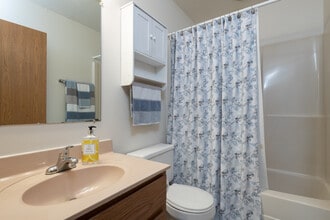 Pinewood Creek in New Berlin, WI - Foto de edificio - Interior Photo