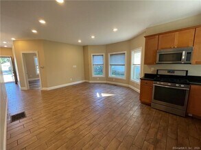 17 Lester Ave in Stonington, CT - Building Photo - Building Photo