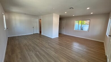 9704 Sunland Blvd in Shadow Hills, CA - Building Photo - Building Photo