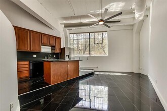 2220 Canton St-Unit -109 in Dallas, TX - Foto de edificio - Building Photo