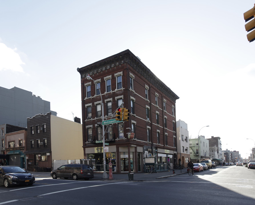 566 Lorimer St in Brooklyn, NY - Building Photo