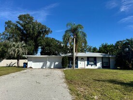 305 Bay Vista Ave in Osprey, FL - Building Photo