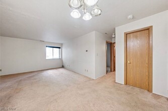 25735 Lorain Rd in North Olmsted, OH - Foto de edificio - Building Photo