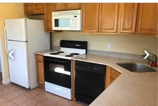 28 Rocco Dr, Unit Accessory Apt in East Northport, NY - Building Photo - Building Photo