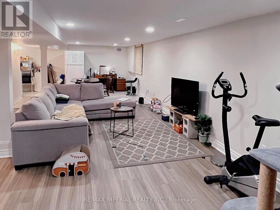 119 Wedgewood Dr in Toronto, ON - Building Photo