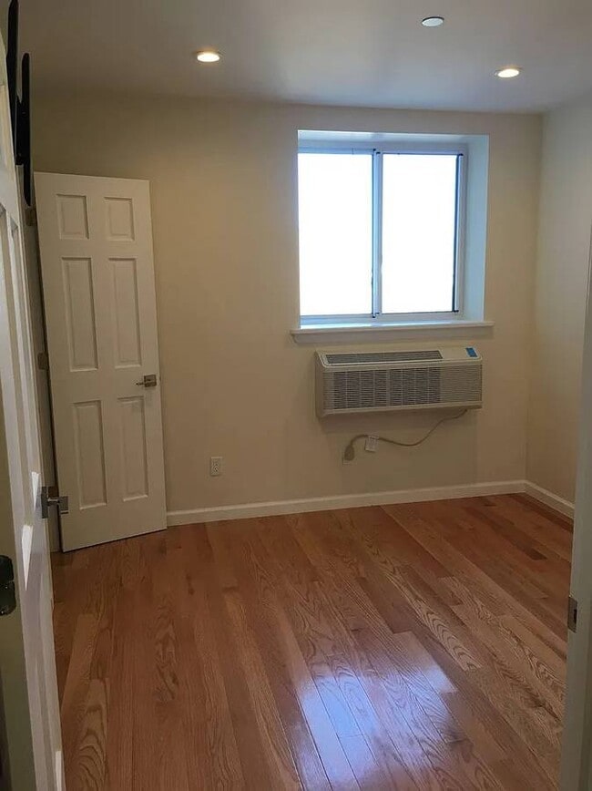 46-25-25 Queens Blvd in Woodside, NY - Foto de edificio - Building Photo