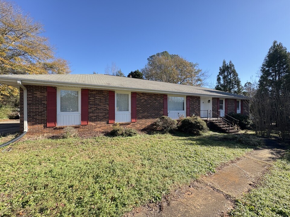 111 Evergreen Dr in Clemson, SC - Building Photo