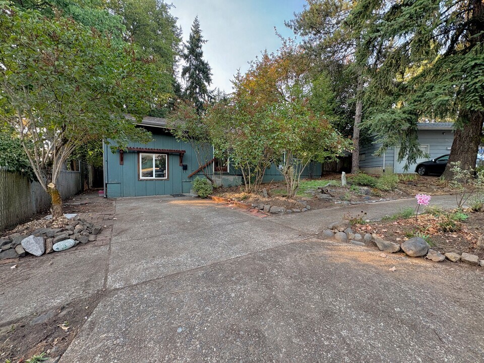 3060 Onyx St in Eugene, OR - Building Photo