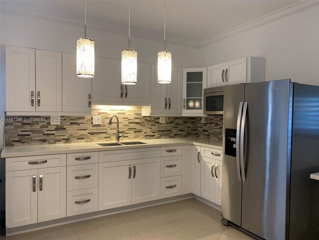 664 Bird Rd-Unit -Rear in Coral Gables, FL - Building Photo - Building Photo