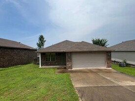 808 W 13th St in Russellville, AR - Building Photo