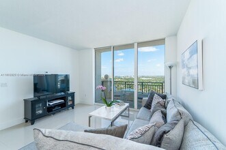 3232 SW 22nd St in Miami, FL - Building Photo - Building Photo