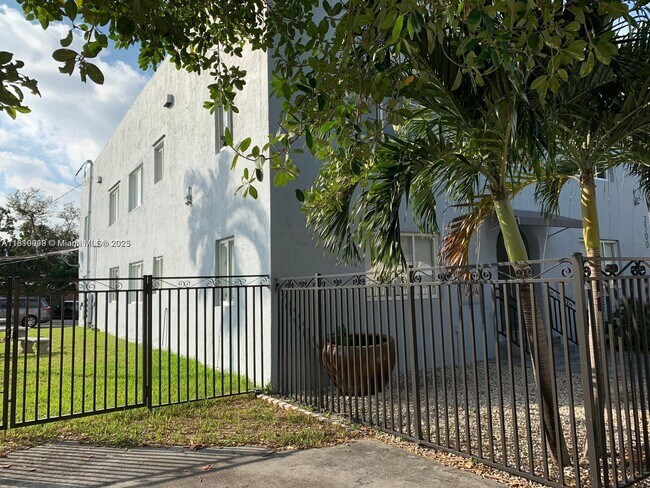 2500 NE 192 St in Miami, FL - Building Photo - Building Photo