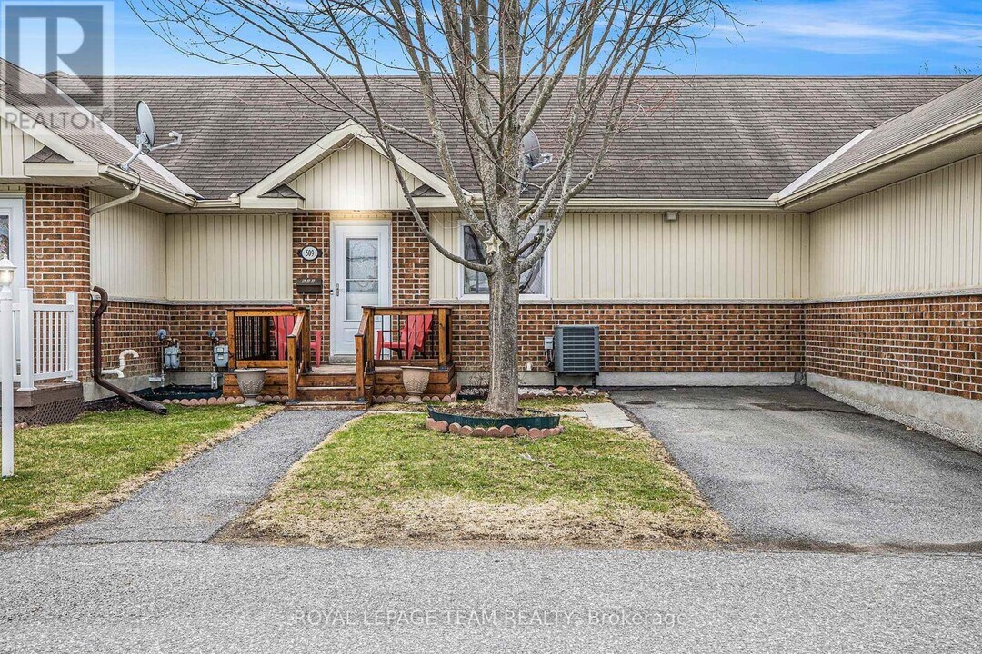 509 Pumpkin Patch Private in Ottawa, ON - Building Photo