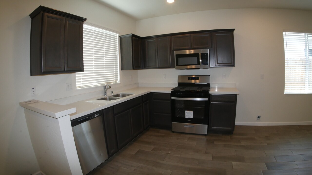 554 Green Ln in Lemoore, CA - Building Photo