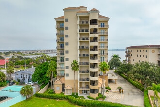 Twenty-One Riverside Drive in Cocoa, FL - Foto de edificio - Building Photo
