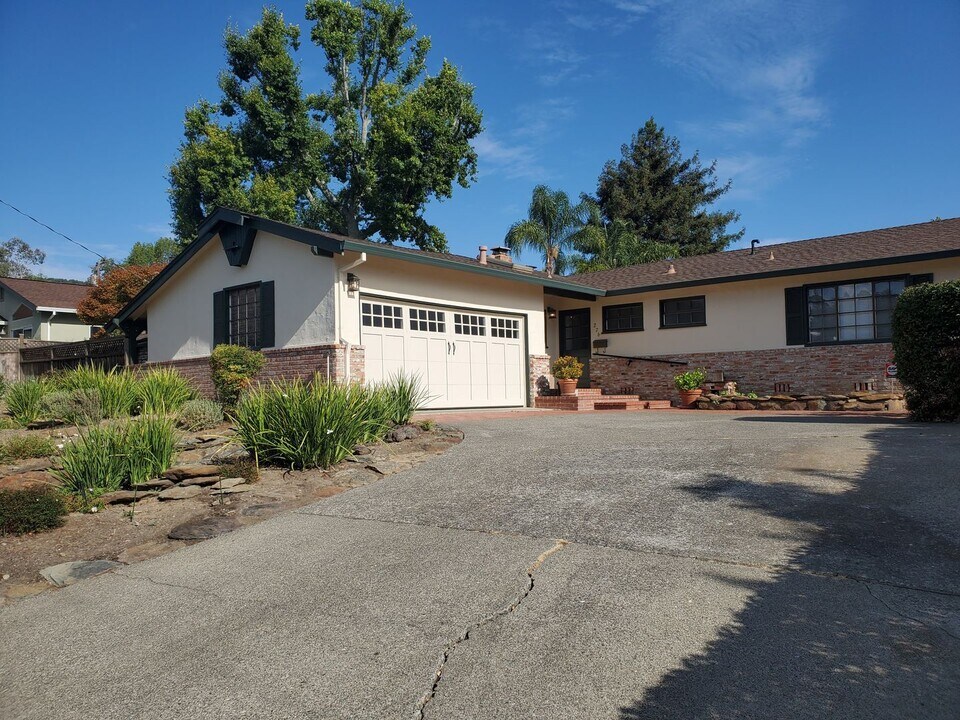 276 Deepstone Dr in San Rafael, CA - Building Photo