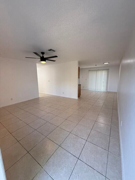 4163 42nd Ave S in Lake Worth Beach, FL - Foto de edificio