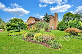 2 Carlyle Dr in Glen Cove, NY - Building Photo - Building Photo