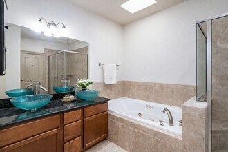 5711 Kiam St in Houston, TX - Foto de edificio - Building Photo