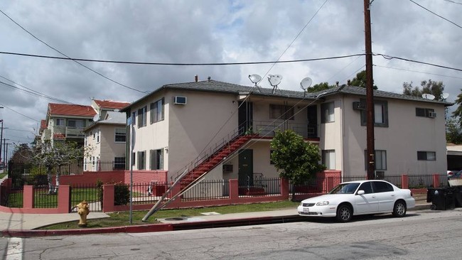 13805 Victory Blvd in Van Nuys, CA - Foto de edificio - Building Photo