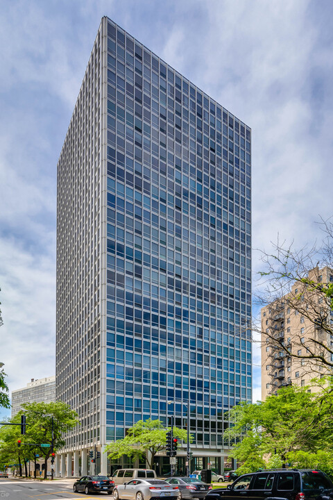 2400 N Lakeview Ave, Unit 1017 in Chicago, IL - Foto de edificio